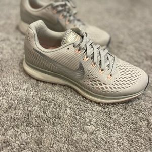 Women’s Nike sneakers